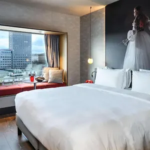 Radisson Red Hotel, **** Vienna
