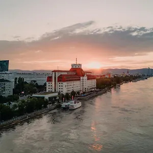 Hilton Waterfront **** Vienna